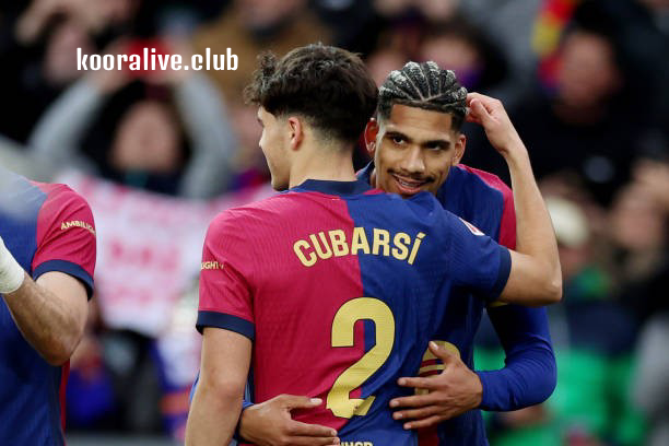 دفاع برشلونة يستعد لموسم 2025/2026 بتحديات كبيرة لتعويض رحيل مارتينيز وتعزيز الانضباط التكتيكي مع أراوخو لضمان صلابة الخط الخلفي.